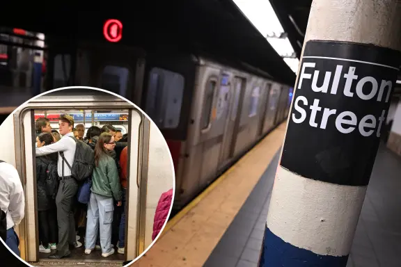 El caos en una tristemente célebre estación de metro de Nueva York deja a los pasajeros llorando de confusión y cancelando sus planes de viaje. El caos en una tristemente célebre estación de metro de Nueva York deja a los pasajeros llorando de confusión y cancelando sus planes de viaje.
