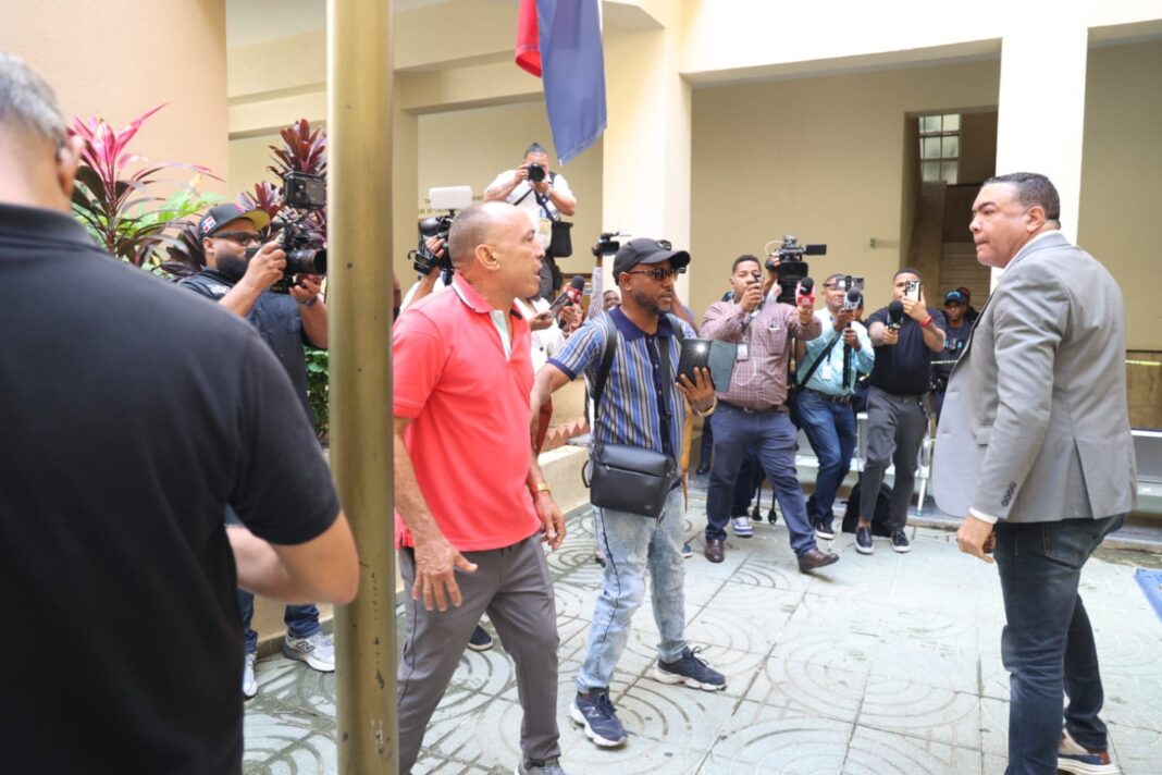 José Luis Custodio, agredido por el exalcalde y comunicador Jhossel Capell, afirma que uno de sus hijos falleció la noche de aquel trágico 8 de abril del año pasado. Asimismo, murieron un alto oficial de la familia, junto a su esposa e hija.