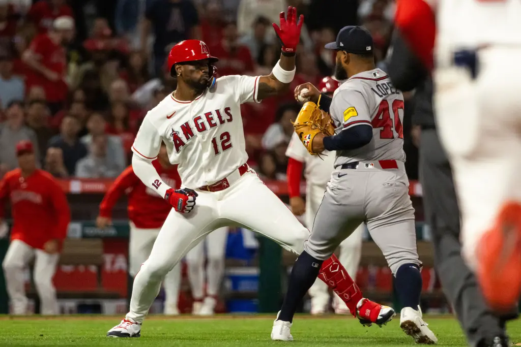 Los Bravos y los Angels se enzarzan en una violenta pelea que vacía los banquillos. Jorge Soler (12) y Reynaldo López (40) de Atlanta se pelean durante la quinta entrada de la victoria de los Angels por 7-2 sobre los Braves el 7 de abril de 2026 en Anaheim, California.AP