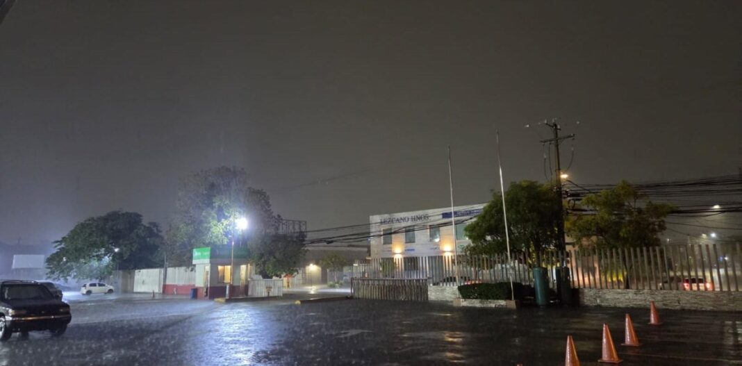 Fuertes aguaceros siguen azotando el Gran Santo Domingo y otros puntos del país Fuertes aguaceros siguen azotando el Gran Santo Domingo y otros puntos del país