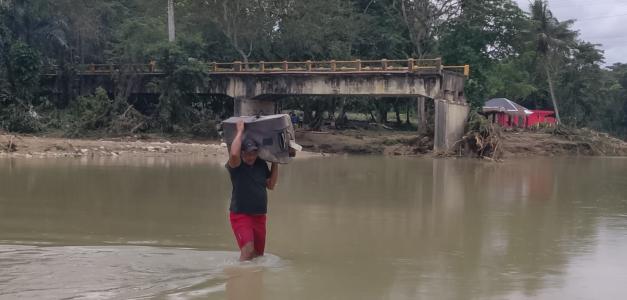 “Lo perdí todo”: afectados lloran por daños del río Camú y denuncian extracción de materiales “Lo perdí todo”: afectados lloran por daños del río Camú y denuncian extracción de materiales