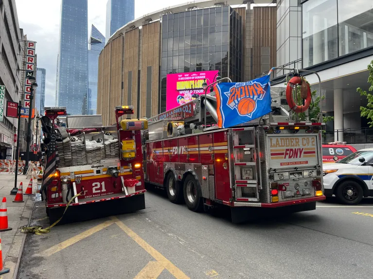 Un incendio eléctrico en la estación Penn Station del LIRR detiene los trenes mientras los pasajeros de Nueva York se apresuran a evacuar Camiones de bomberos del FDNY aparecen en la imagen frente a la estación Penn Station en Manhattan, en medio de un incendio de dos alarmas en el túnel del East River, entre Manhattan y Queens, el jueves 14 de mayo de 2026. (Barry Williams / New York Daily News)