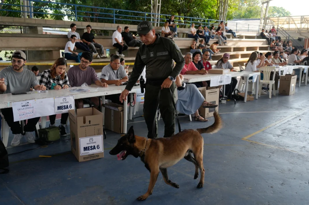 Los colombianos, cansados de la violencia, comienzan a votar en unas elecciones de gran trascendencia y enfrenta el dilema de consolidar o revertir la agenda política de Petro Los colombianos, cansados de la violencia, comienzan a votar en unas elecciones de gran trascendencia y enfrenta el dilema de consolidar o revertir la agenda política de Petro