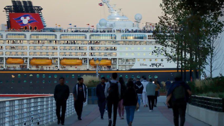 Deportan a 27 trabajadores de cruceros, incluidos de Disney, tras investigación de pornografía infantil Deportan a 27 trabajadores de cruceros, incluidos de Disney, tras investigación de pornografía infantil