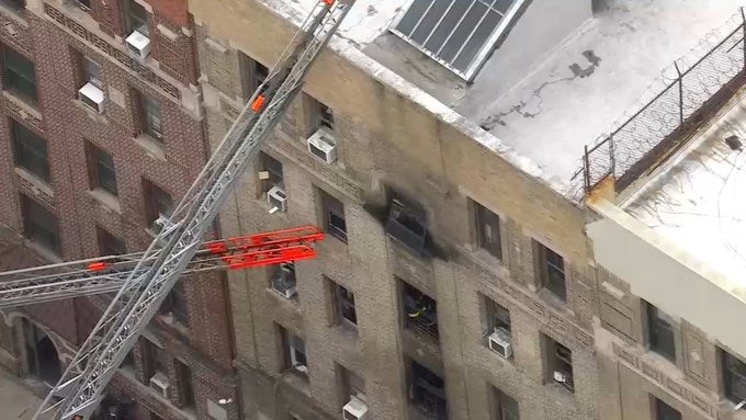 Niño de un año muere y otros dos resultan gravemente heridos en incendio de El Bronx Niño de un año muere y otros dos resultan gravemente heridos en incendio de El Bronx