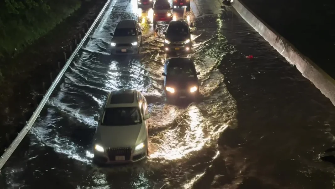 Fuertes tormentas provocan daños e inundaciones en Nueva York y Nueva Jersey. Fuertes tormentas provocan daños e inundaciones en Nueva York y Nueva Jersey.