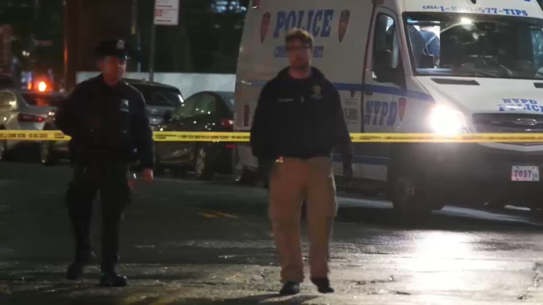 Dos hombres murieron con minutos de diferencia en tiroteos y apuñalamientos separados en el Bronx; no se realizaron arrestos. Dos hombres murieron con minutos de diferencia en tiroteos y apuñalamientos separados en el Bronx; no se realizaron arrestos.