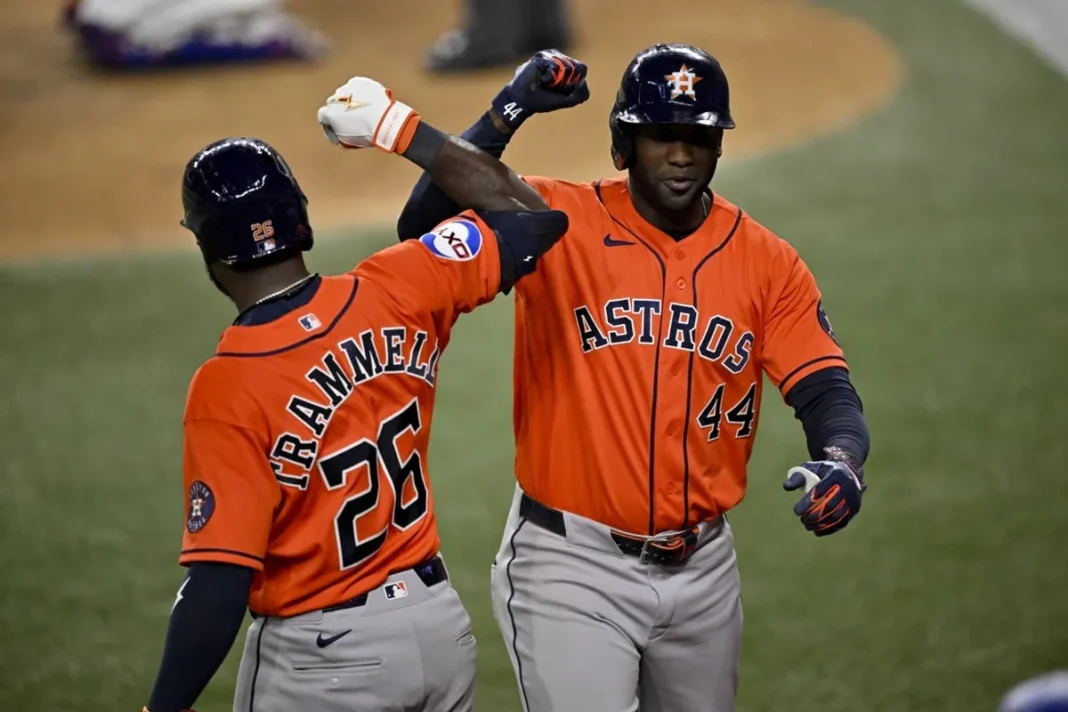 Yordan Álvarez conecta dos jonrones más y los Astros superan a los Rangers. Yordan Álvarez conecta dos jonrones más y los Astros superan a los Rangers.