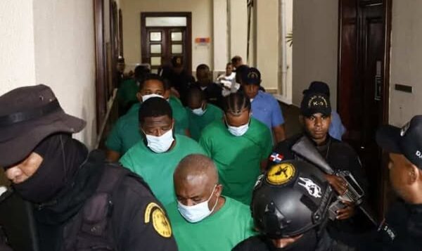 Imponen un año de prisión preventiva a diez implicados en presunto fraude a un banco en RD Imponen un año de prisión preventiva a diez implicados en presunto fraude a un banco en RD