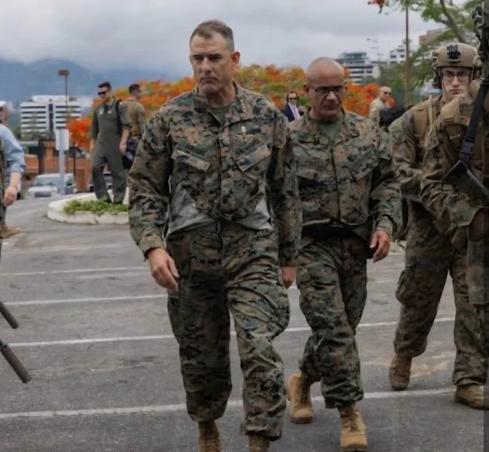El Jefe del Comando Sur aterriza en Caracas mientras EEUU hace ejercicios militares en su embajada en Venezuela El Jefe del Comando Sur aterriza en Caracas mientras EEUU hace ejercicios militares en su embajada en Venezuela