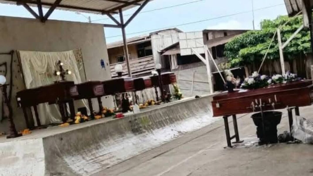 Seis personas fueron halladas calcinadas dentro de una vivienda en Ecuador Seis personas fueron halladas calcinadas dentro de una vivienda en Ecuador