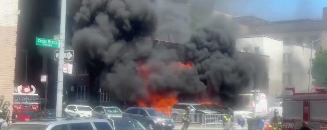 Una barbacoa en Morris Heights terminó mal después de que varios vehículos se incendiaran Una barbacoa en Morris Heights terminó mal después de que varios vehículos se incendiaran