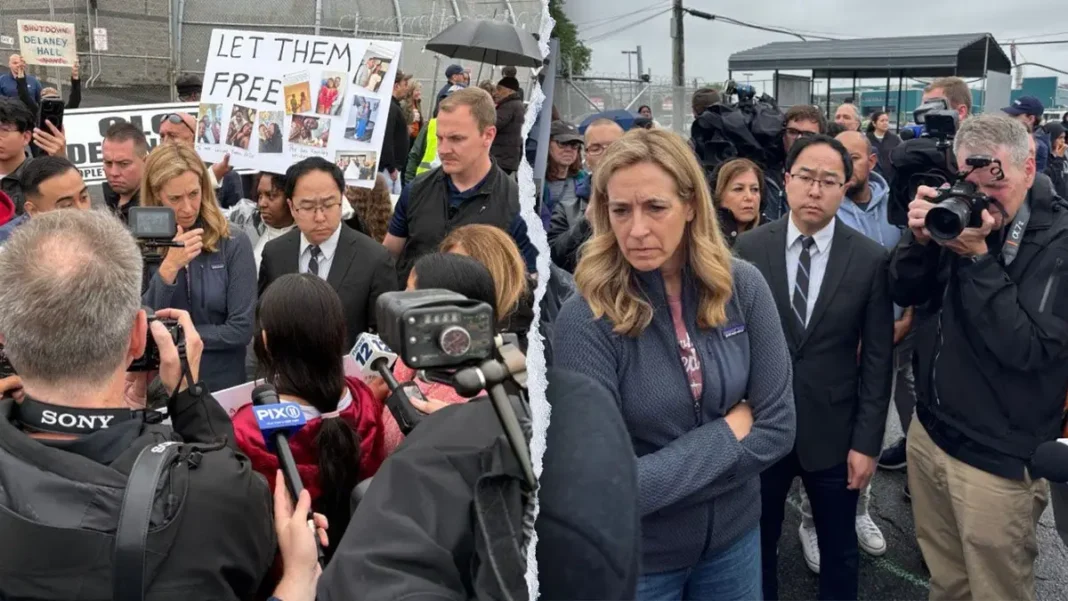 Niegan la entrada de la gobernadora Mikie Sherrill al centro de detención de ICE en Newark Niegan la entrada de la gobernadora Mikie Sherrill al centro de detención de ICE en Newark