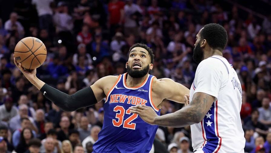 Los Knicks barren a los Sixers y avanzan por segundo año al hilo a las finales del Este Karl-Anthony Towns en gestión ofensiva ante Andre Drummond en el cuarto partido de la serie de playoffs en la NBA (AFP)