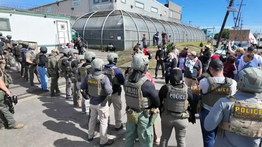 Manifestantes y agentes se enfrentan a las afueras del centro de detención Delaney Hall en Nueva Jersey Manifestantes y agentes se enfrentan a las afueras del centro de detención Delaney Hall en Nueva Jersey