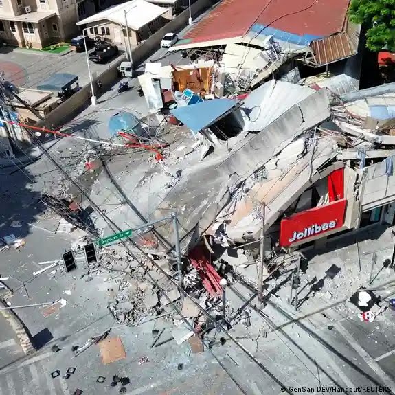 Terremoto en Filipinas: los vecinos retiran escombros tras cientos de réplicas Terremoto en Filipinas: los vecinos retiran escombros tras cientos de réplicas