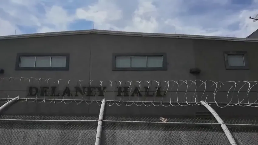 Miembros de la Cámara de Representantes de los EE.UU realizan visita de inspección a Delaney Hall para investigar las denuncias de abusos y violaciones de derechos humanos dentro del centro de detención Miembros de la Cámara de Representantes de los EE.UU realizan visita de inspección a Delaney Hall para investigar las denuncias de abusos y violaciones de derechos humanos dentro del centro de detención