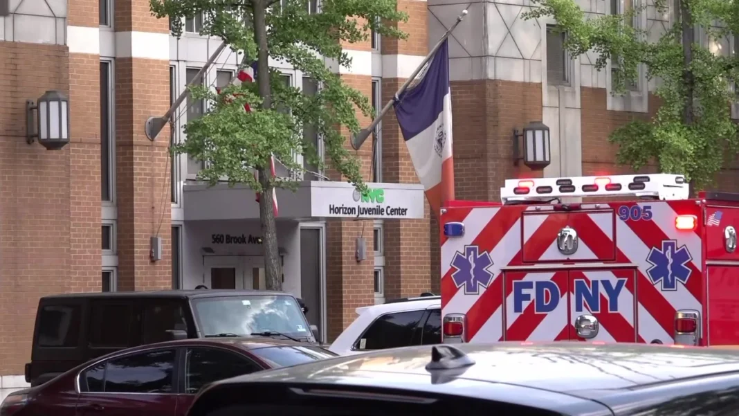 Un apuñalamiento en un centro de menores del Bronx deja 11 empleados y residentes heridos. Un apuñalamiento en un centro de menores del Bronx deja 11 empleados y residentes heridos.