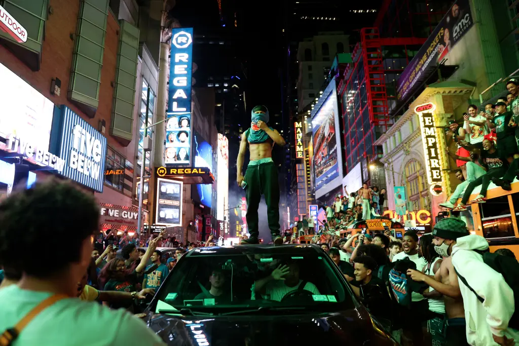 Los fanáticos enloquecidos de los Knicks sumen a Nueva York en un caos de celebración cuando la euforia de las Finales de la NBA se torna violenta. Los fanáticos enloquecidos de los Knicks sumen a Nueva York en un caos de celebración cuando la euforia de las Finales de la NBA se torna violenta.