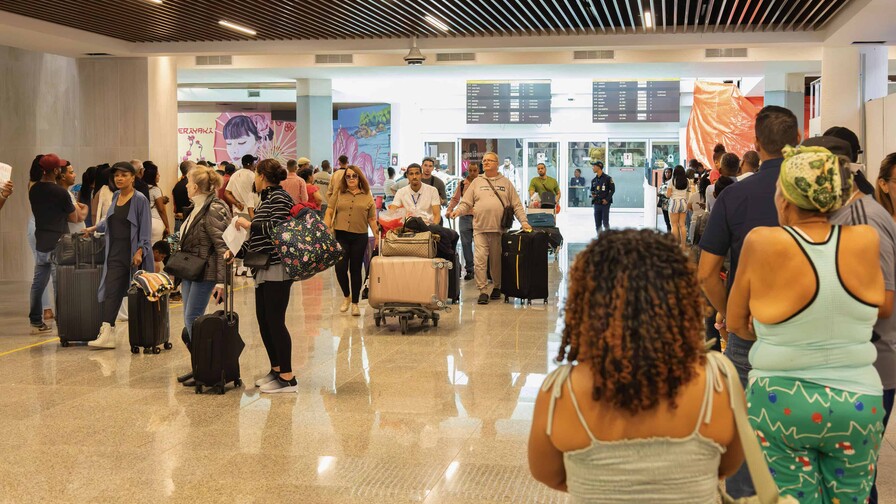 Cobro de US$10 por tarjeta de turista a criollos de RD sigue vigente pese a eliminarse Cobro de US$10 por tarjeta de turista a criollos de RD sigue vigente pese a eliminarse