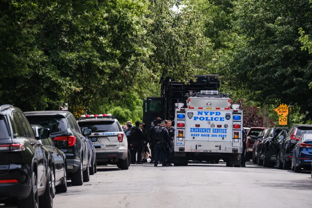 Un agente de la policía de Nueva York resultó herido de bala en Brooklyn durante un enfrentamiento con un sospechoso atrincherado Un agente de la policía de Nueva York resultó herido de bala en Brooklyn durante un enfrentamiento con un sospechoso atrincherado