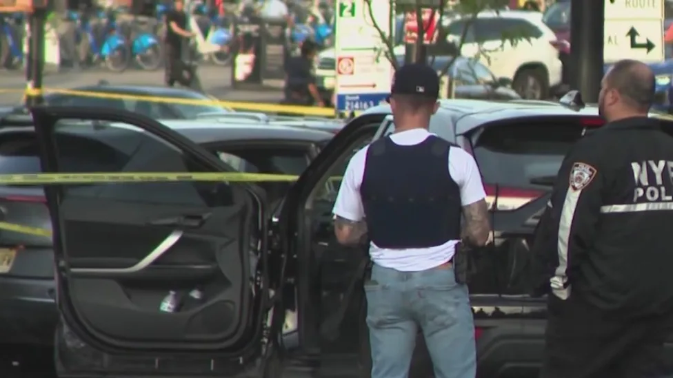 Varios agentes resultaron atropellados por un vehículo en el Bronx y el conductor resultó herido de bala Varios agentes resultaron atropellados por un vehículo en el Bronx y el conductor resultó herido de bala