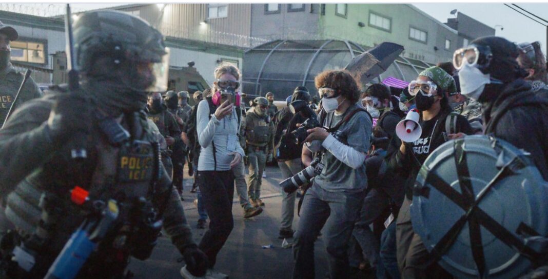 Arrecian protestas contra ICE en el centro de detención en Nueva Jersey Arrecian protestas contra ICE en el centro de detención en Nueva Jersey