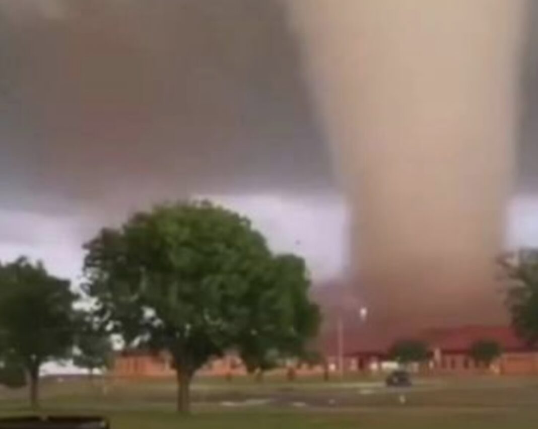 Más de una docena de tornados causan estragos en ciudades del medio oeste de EE.UU. Más de una docena de tornados causan estragos en ciudades del medio oeste de EE.UU.