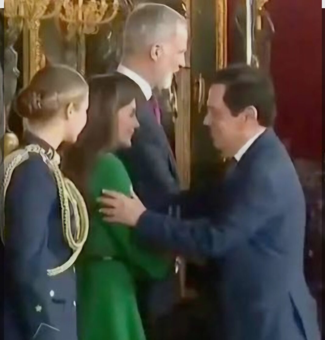 El huevo de avestruz del embajador Tony Raful , se convierte en tendencia El huevo de avestruz del embajador Tony Raful , se convierte en tendencia