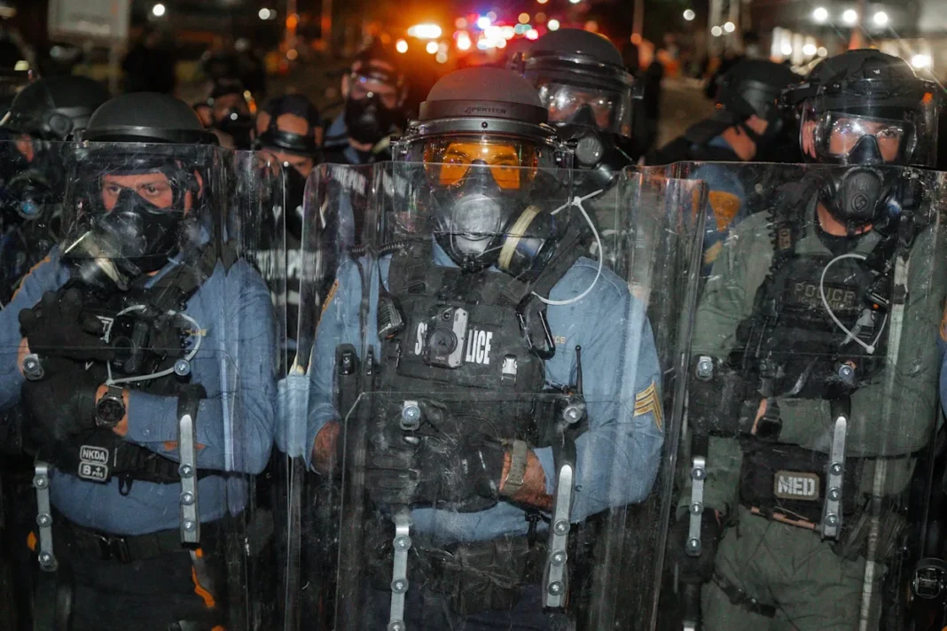Sigue el toque de queda alrededor de Centro de ICE en NJ en medio de violentos enfrentamientos Sigue el toque de queda alrededor de Centro de ICE en NJ en medio de violentos enfrentamientos