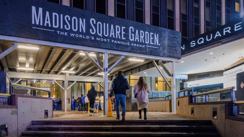 Muere hombre tras caer desde una grada durante un concierto en el Madison Square Garden Muere hombre tras caer desde una grada durante un concierto en el Madison Square Garden