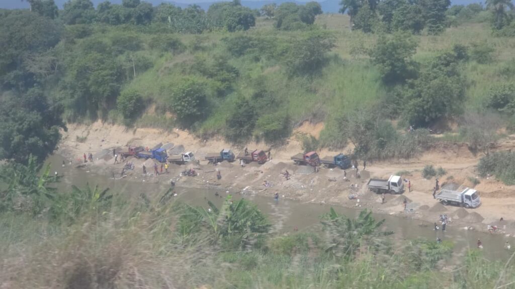 Haitianos intensifican la extracción de arena en un costado del Masacre Haitianos intensifican la extracción de arena en un costado del Masacre