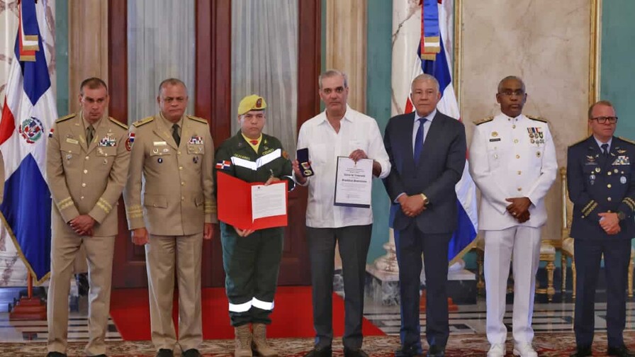 Gobierno de Venezuela otorga a RD la Orden Héroe por ayuda tras los terremotos, que dejaron al menos 5 mil muertos Gobierno de Venezuela otorga a RD la Orden Héroe por ayuda tras los terremotos, que dejaron al menos 5 mil muertos