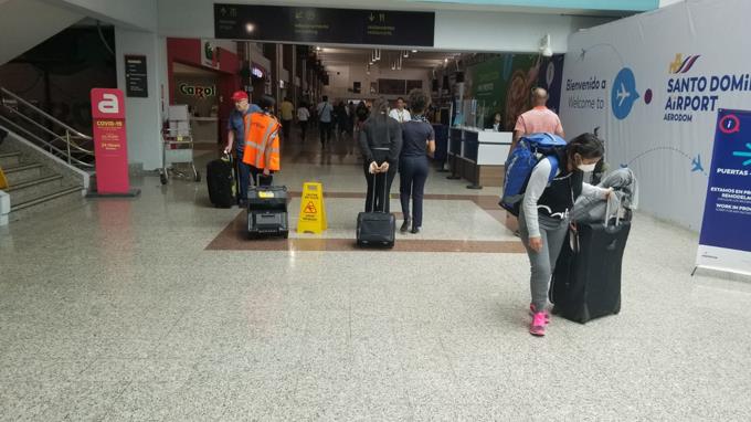 Filtración en techo del AILA genera molestias a pasajeros durante las lluvias Filtración en techo del AILA genera molestias a pasajeros durante las lluvias