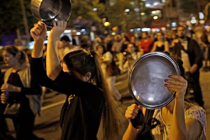Continúan los cacerolazos en distintos sectores del Gran Santo Domingo, como protesta en reclamo al alto costo de la vida, abuso policial y ley mordaza. Continúan los cacerolazos en distintos sectores del Gran Santo Domingo, como protesta en reclamo al alto costo de la vida, abuso policial y ley mordaza.
