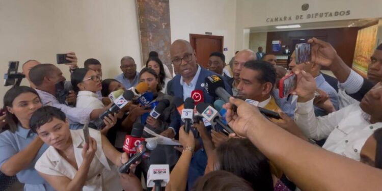 Gremios periodísticos depositan solicitud de cambios a 15 artículos del Código Penal por considerar que vulneran derechos fundamentales Gremios periodísticos depositan solicitud de cambios a 15 artículos del Código Penal por considerar que vulneran derechos fundamentales