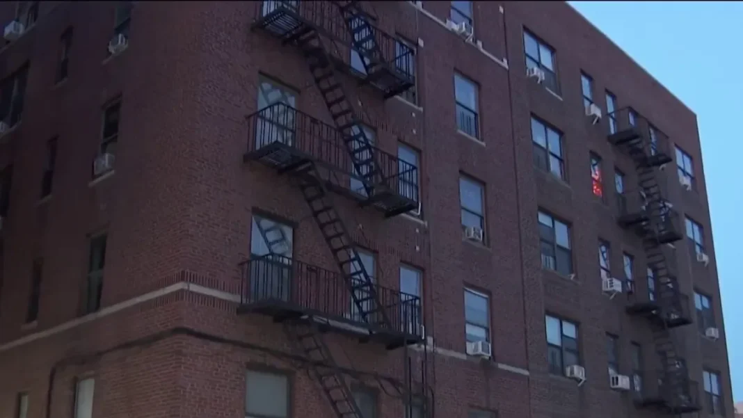 Un niño de dos años resultó gravemente herido tras caer desde la ventana de un quinto piso en el Bronx. Un niño de dos años resultó gravemente herido tras caer desde la ventana de un quinto piso en el Bronx.