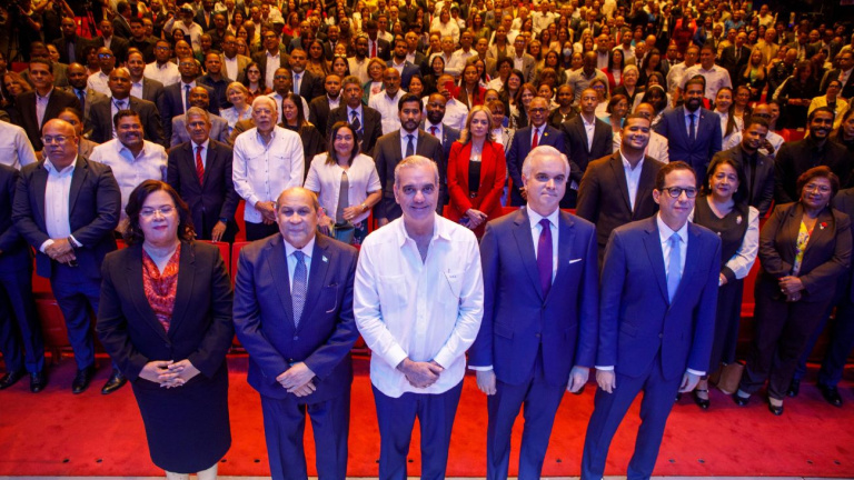 Presidente Abinader recibe informe de la Consulta Nacional sobre el Futuro de la Educación con aportes de más de 7,000 participantes Presidente Abinader recibe informe de la Consulta Nacional sobre el Futuro de la Educación con aportes de más de 7,000 participantes
