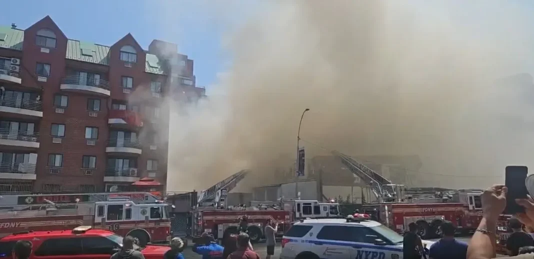 Varios civiles y bomberos resultaron gravemente heridos tras un incendio en Queens. Varios civiles y bomberos resultaron gravemente heridos tras un incendio en Queens.