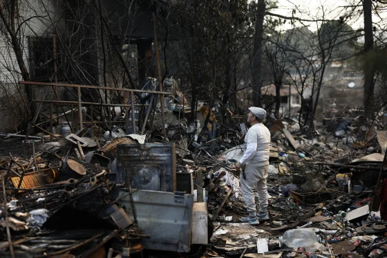 Un hombre observa los daños que un incendio provocó en su vivienda en Pelayos de la Presa, el 26 de julio de 2026. Oscar Del Pozo / AF