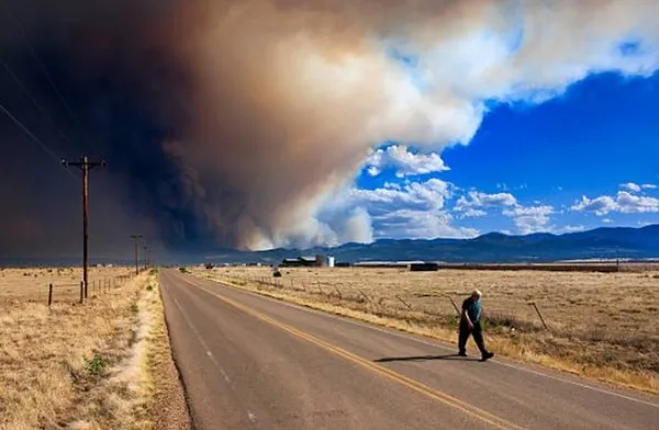 Incendio forestal en Colorado obliga a evacuar a millas de personas y destruye más de 160 estructuras Incendio forestal en Colorado obliga a evacuar a millas de personas y destruye más de 160 estructuras
