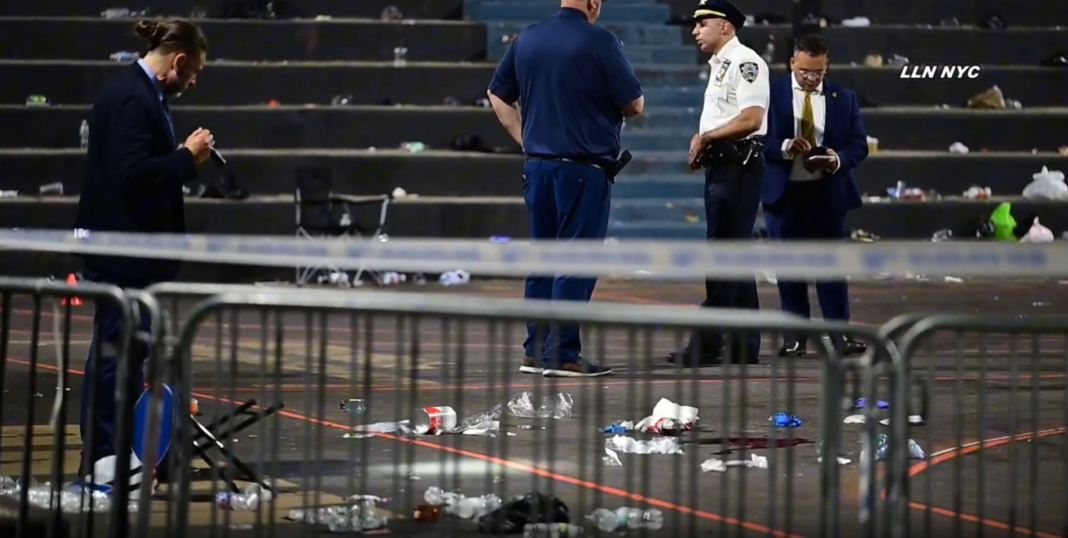 Un muerto y dos heridos tras un tiroteo en una cancha de baloncesto de Harlem, Manhattan. Un muerto y dos heridos tras un tiroteo en una cancha de baloncesto de Harlem, Manhattan.