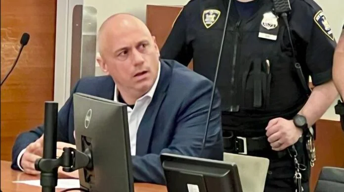 Un inspector del NYPD fue acusado de intento de violación en el Bronx, mientras que una demanda alega acoso sexual en la comisaría 46. Un inspector del NYPD fue acusado de intento de violación en el Bronx, mientras que una demanda alega acoso sexual en la comisaría 46.