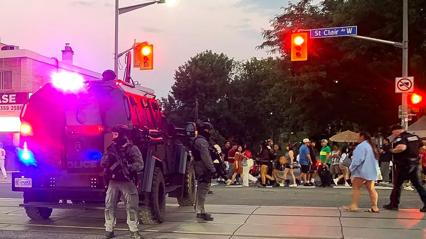 Al menos 2 muertos y 6 heridos tras tiroteo cerca de festival latino en Toronto Al menos 2 muertos y 6 heridos tras tiroteo cerca de festival latino en Toronto