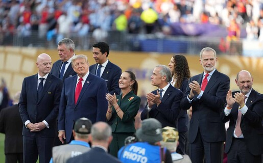 Donald Trump se queda en el escenario junto a España y acapara los focos del Mundial Donald Trump se queda en el escenario junto a España y acapara los focos del Mundial