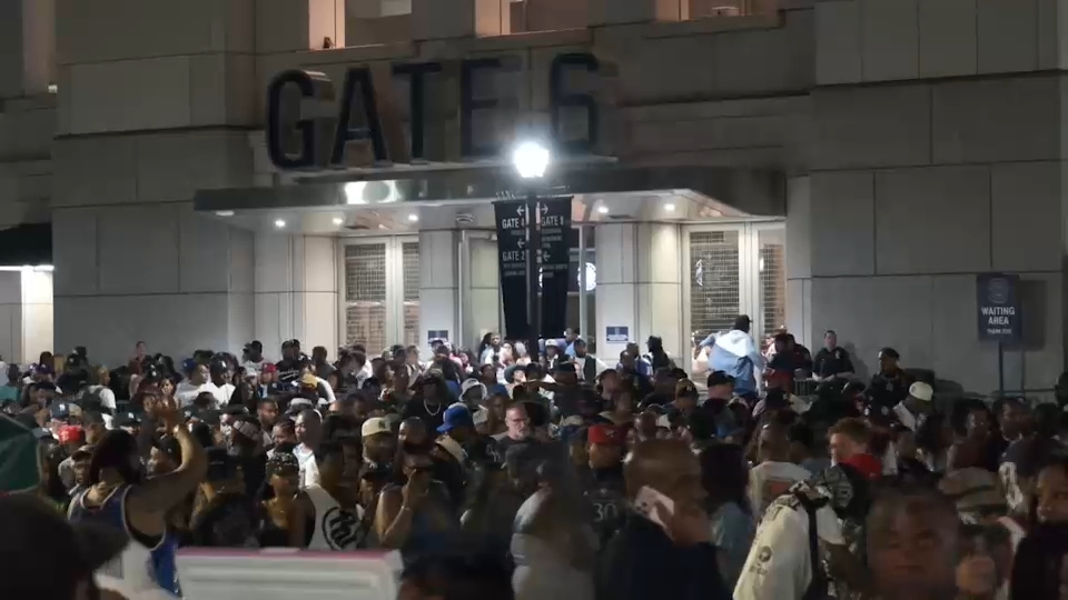 Jay-Z sube al escenario pasada la medianoche tras el fallo de seguridad en el Yankee Stadium. Jay-Z sube al escenario pasada la medianoche tras el fallo de seguridad en el Yankee Stadium.