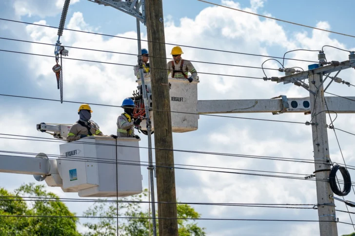 Apagones, reclamos y falta de respuestas: la crisis de confianza que golpea al sistema eléctrico y un calor extremo dificulta el día a día de los dominicanos Apagones, reclamos y falta de respuestas: la crisis de confianza que golpea al sistema eléctrico y un calor extremo dificulta el día a día de los dominicanos