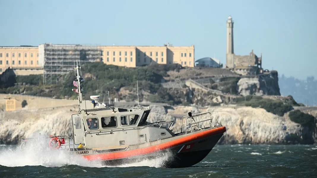 Un muerto y 3 desaparecidos tras hundirse un barco cerca de la isla prisión de Alcatraz Un muerto y 3 desaparecidos tras hundirse un barco cerca de la isla prisión de Alcatraz