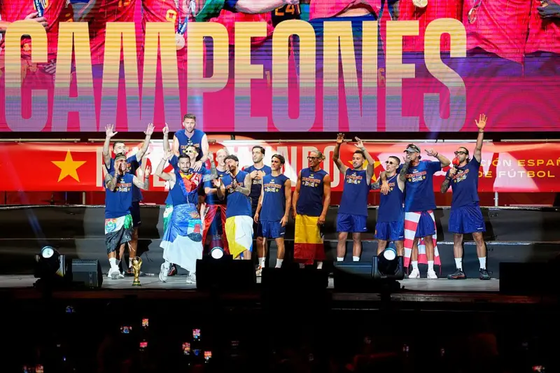 Las imágenes de los multitudinarios festejos de los jugadores de España tras proclamarse campeones del Mundial 2026 Las imágenes de los multitudinarios festejos de los jugadores de España tras proclamarse campeones del Mundial 2026