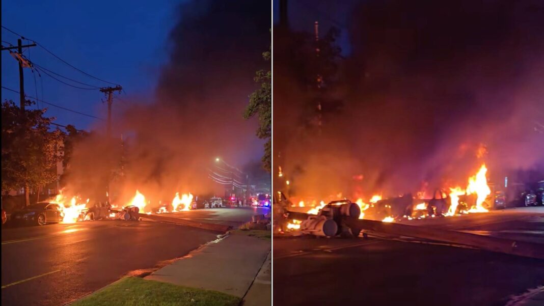Un rayo provoca un incendio en la casa de un bombero de Hicksville, NY durante una tormenta Un rayo provoca un incendio en la casa de un bombero de Hicksville, NY durante una tormenta